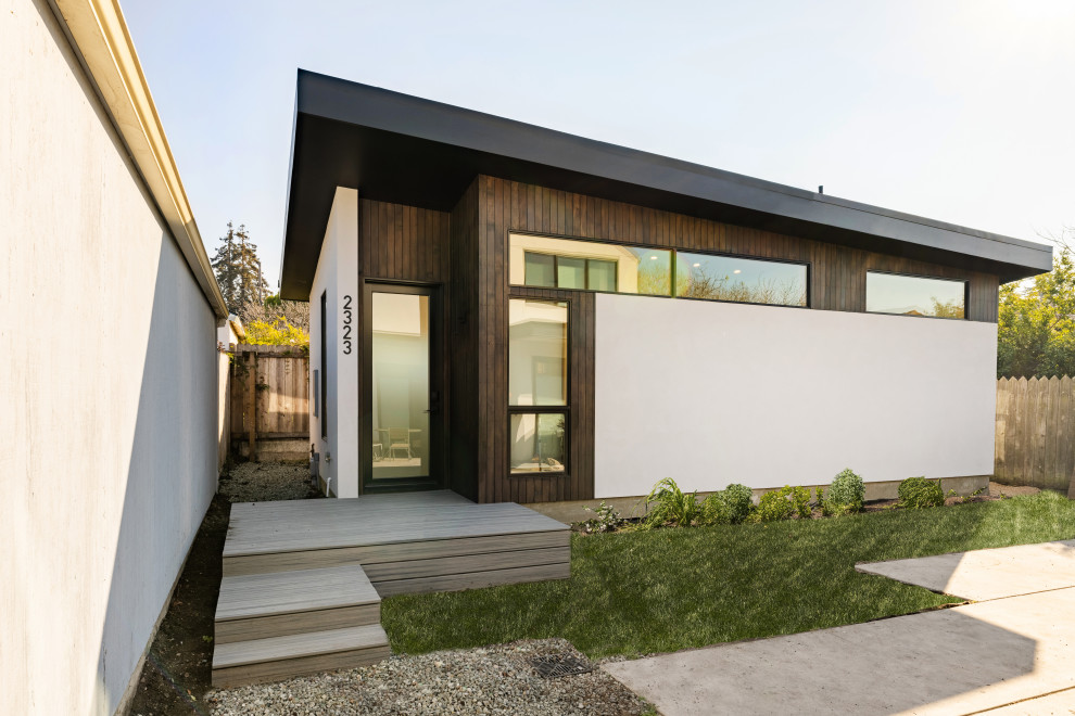 Kleines, Einstöckiges Modernes Haus mit brauner Fassadenfarbe, Pultdach und schwarzem Dach in San Francisco