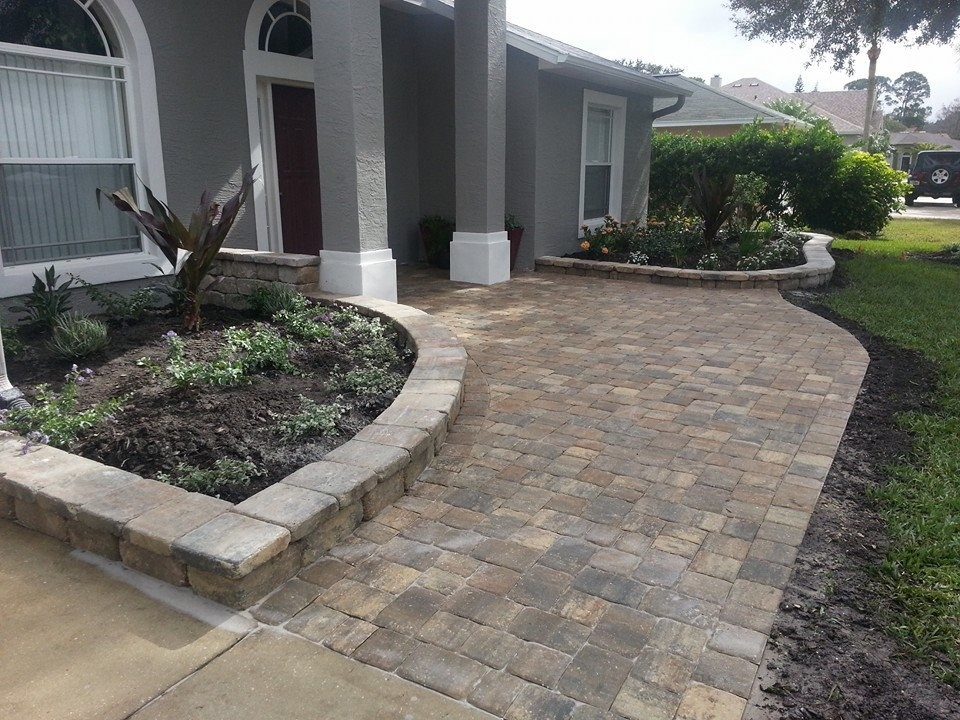 Inspiration for a small traditional front yard verandah in Orlando with concrete pavers and a roof extension.