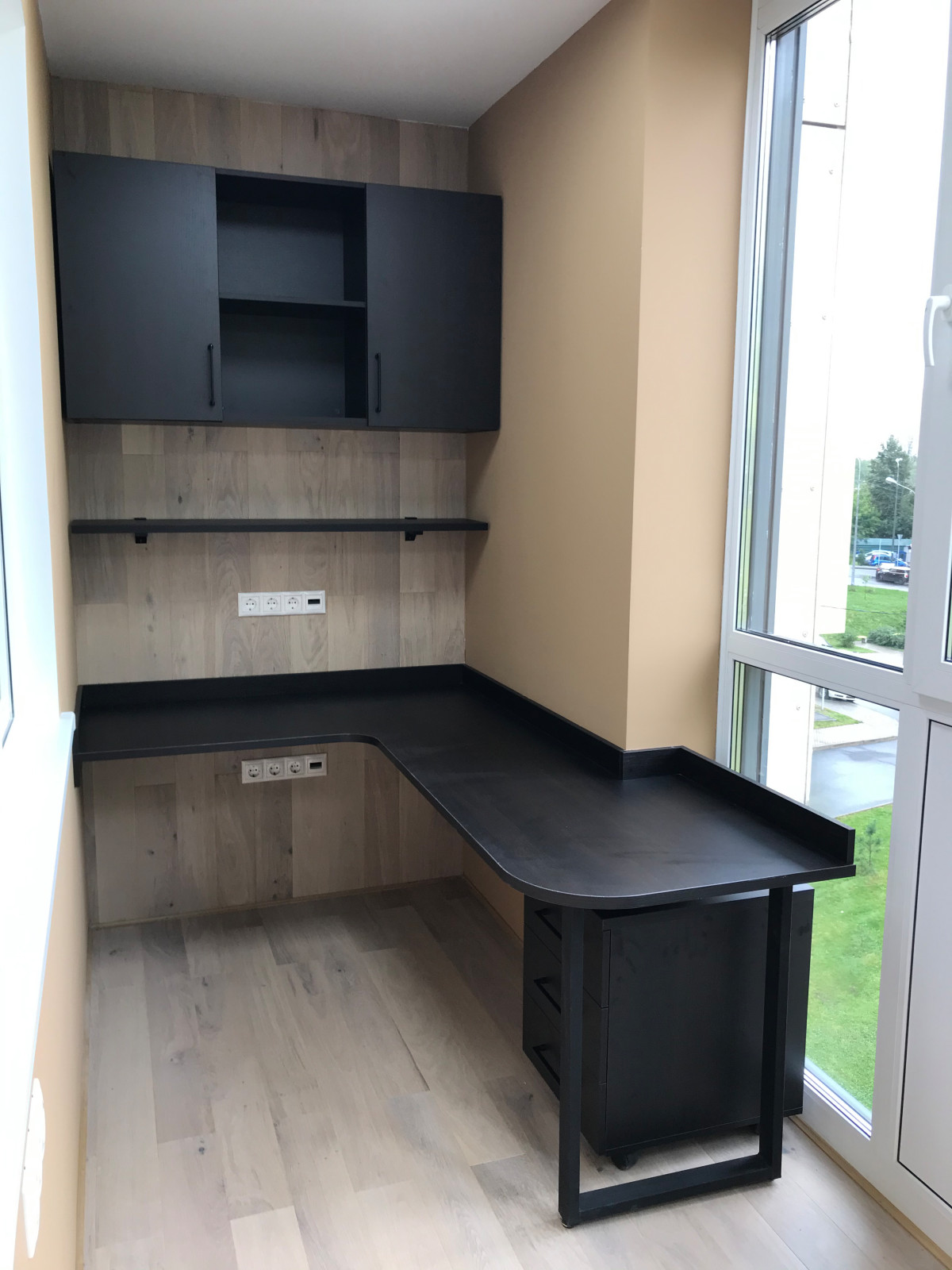 Встроенный стол на балконе