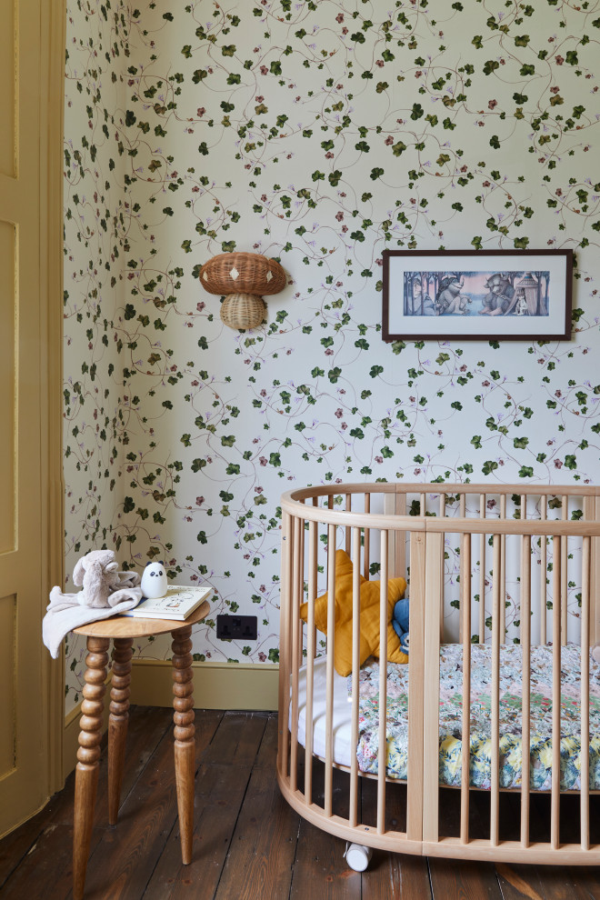 Réalisation d'une chambre de bébé neutre tradition de taille moyenne avec un mur blanc, parquet foncé et un sol marron.