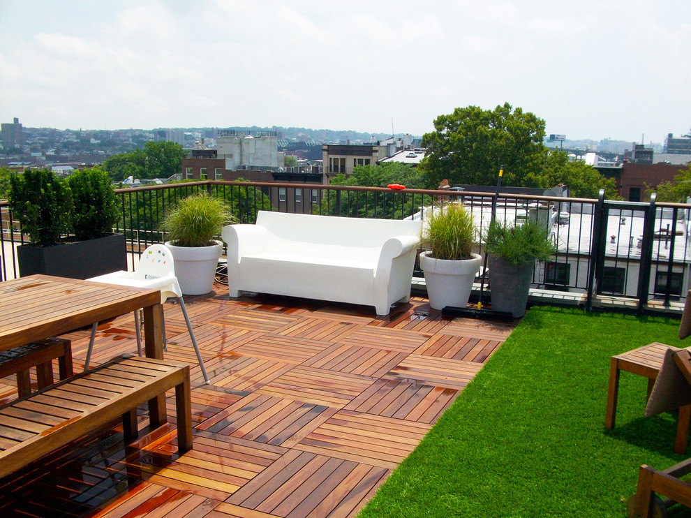 This is an example of a modern deck in New York.