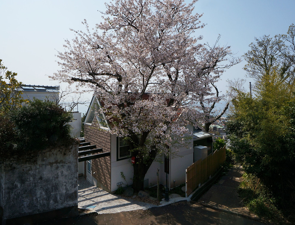他の地域にある小さなカントリー風のおしゃれな二階建ての家 (コンクリート繊維板サイディング、緑の外壁、混合材屋根) の写真