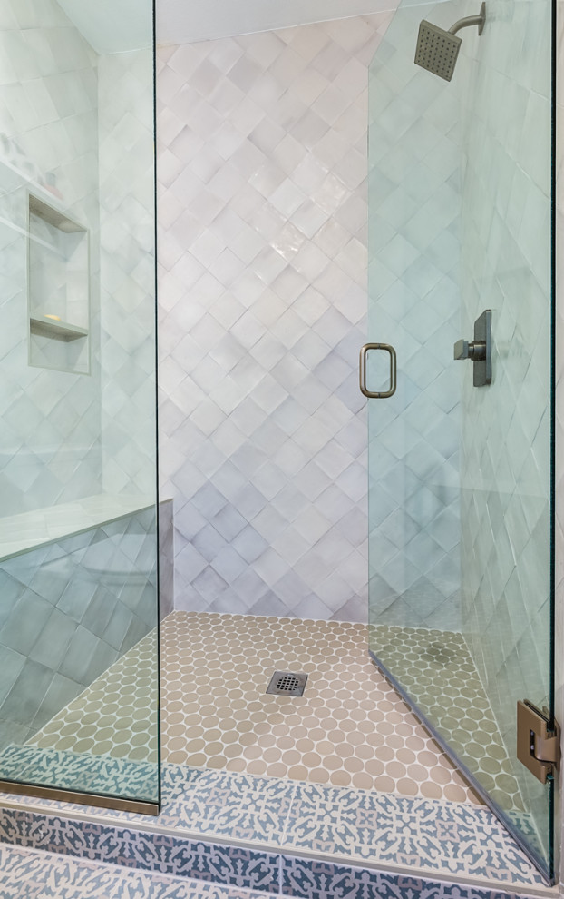 Идея дизайна: главная ванная комната в современном стиле