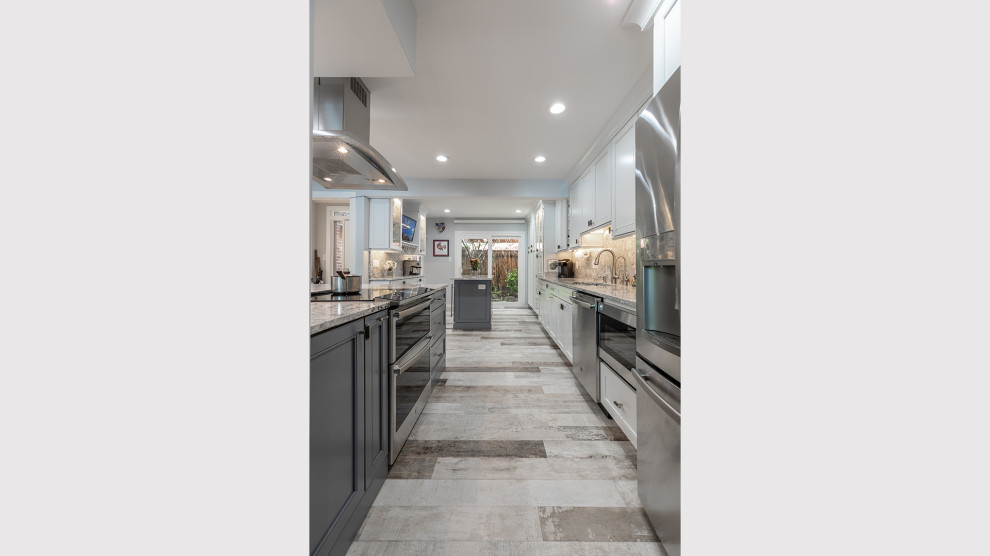 Kitchen - transitional kitchen idea in Boston