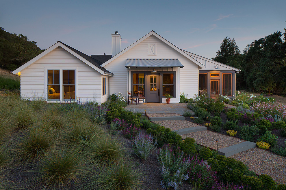 Country one-storey white exterior in San Francisco with a gable roof.
