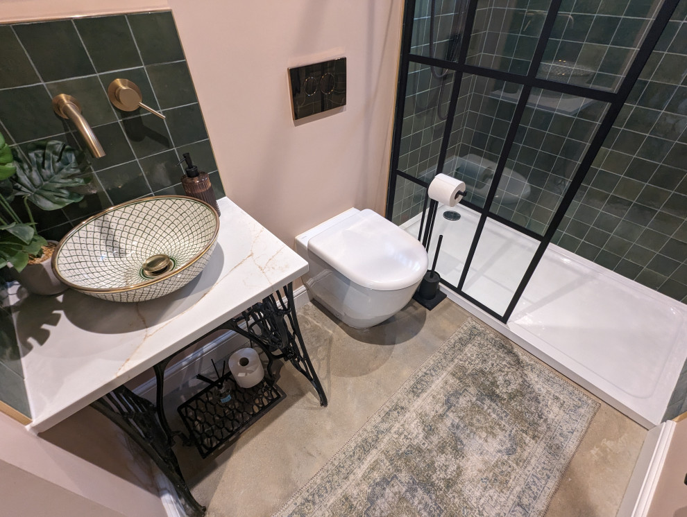 Cette image montre une petite salle de bain bohème avec une douche ouverte, WC suspendus, un carrelage vert, des carreaux de céramique, un mur gris, sol en béton ciré, un plan vasque, un plan de toilette en quartz, un sol gris, aucune cabine, un plan de toilette blanc, une niche, meuble simple vasque et meuble-lavabo sur pied.