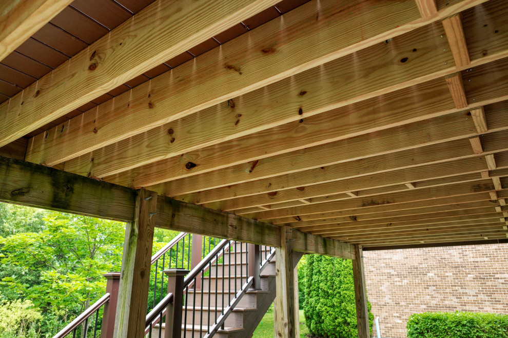 Example of a backyard deck design in Chicago