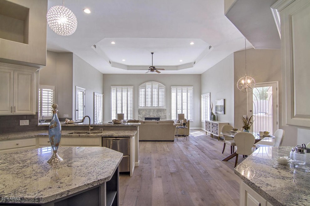 Transitional home design photo in Phoenix