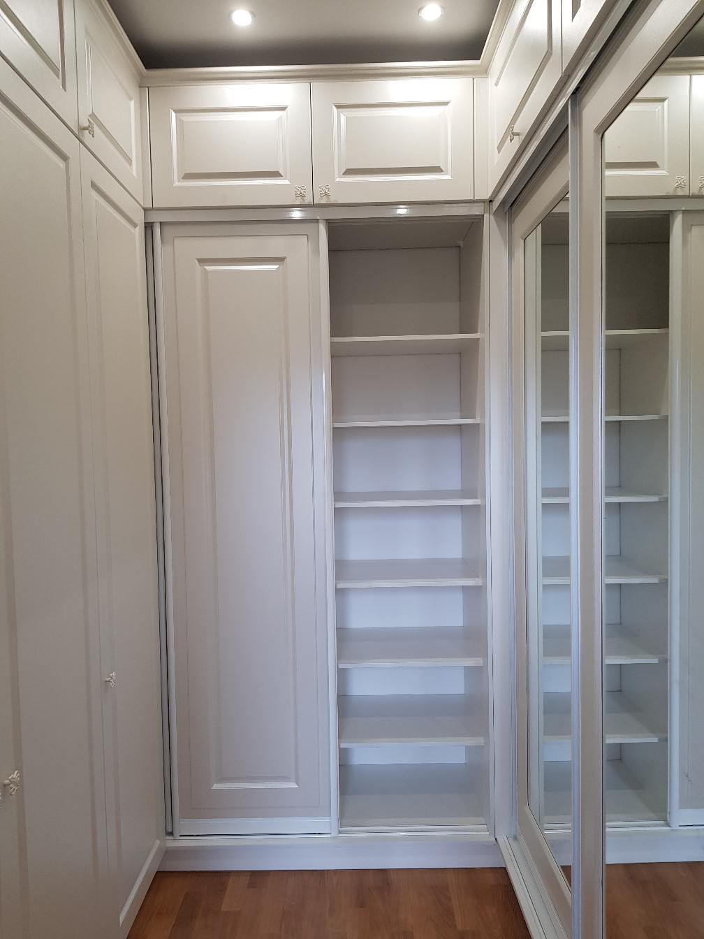 Гардеробная в частном доме.