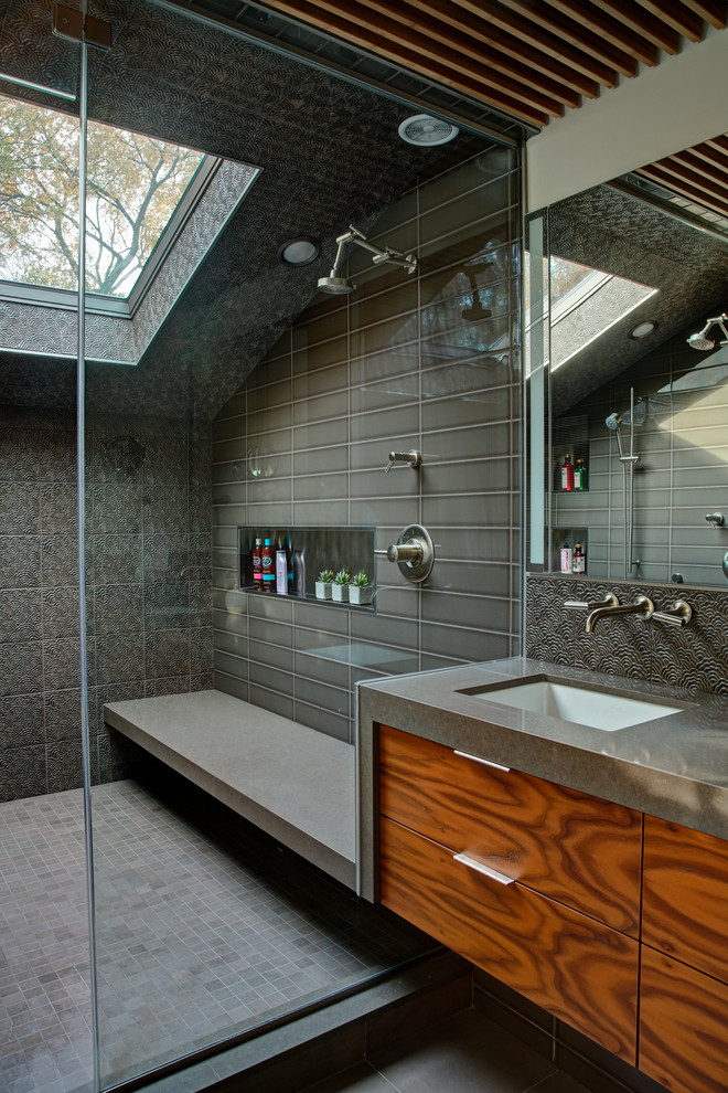 Bathroom - contemporary bathroom idea in Chicago
