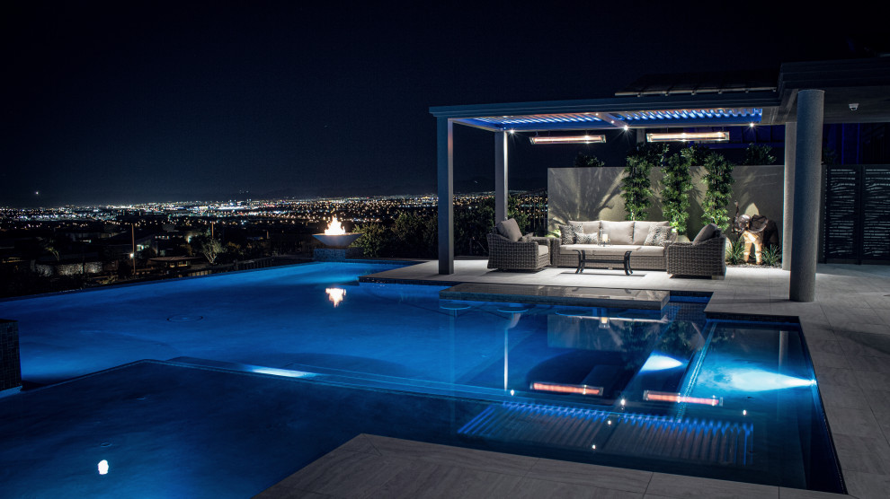 Großer, Gefliester Moderner Pool hinter dem Haus in individueller Form mit Pool-Gartenbau in Las Vegas