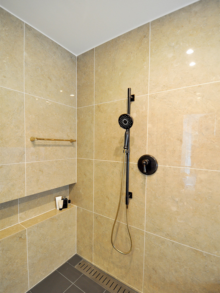 Inspiration för ett litet funkis en-suite badrum, med ett badkar i en alkov, våtrum, beige kakel, porslinskakel och dusch med gångjärnsdörr