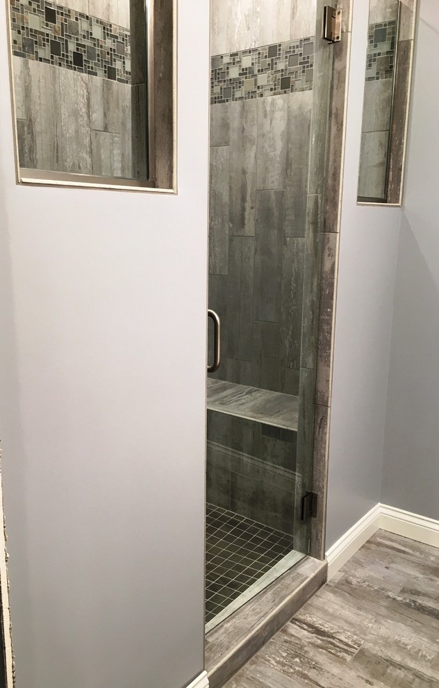 Example of a mid-sized transitional bathroom design