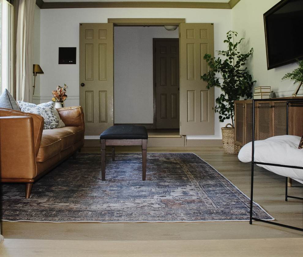 Ejemplo de salón para visitas cerrado retro de tamaño medio con paredes blancas, suelo vinílico, televisor colgado en la pared y suelo beige