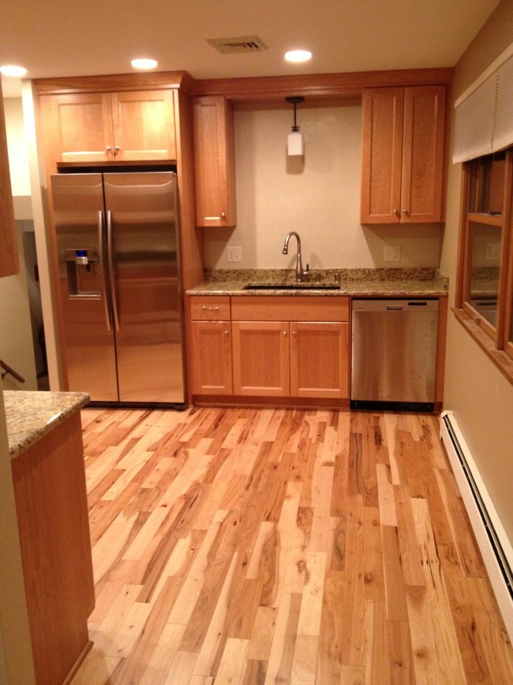 Kitchen - transitional kitchen idea in Milwaukee
