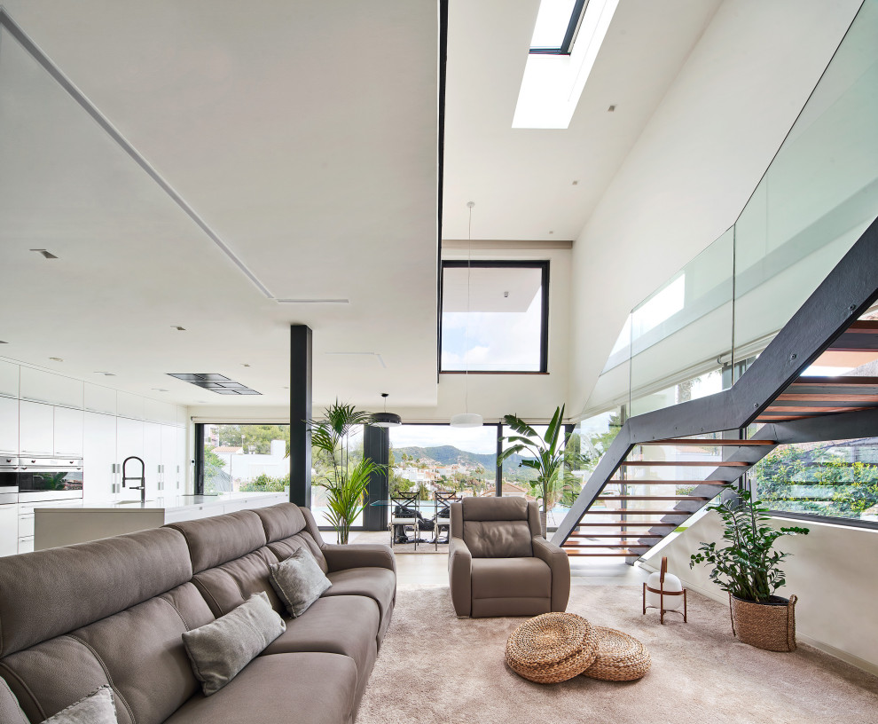 Immagine di un grande soggiorno design aperto con pareti bianche, pavimento in gres porcellanato e pavimento beige