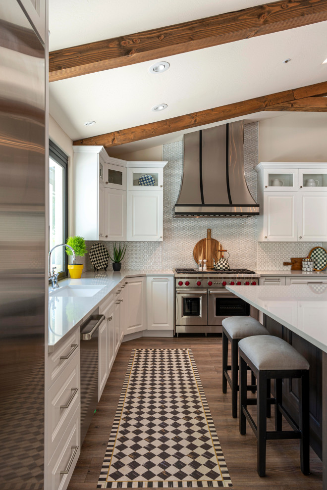フェニックスにある高級な巨大なシャビーシック調のおしゃれなキッチン (シングルシンク、白いキャビネット、珪岩カウンター、ベージュキッチンパネル、茶色い床) の写真