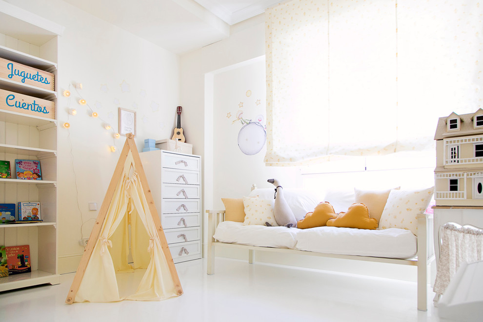 Inspiration for a transitional kids' bedroom for kids 4-10 years old and girls in Madrid with white walls.