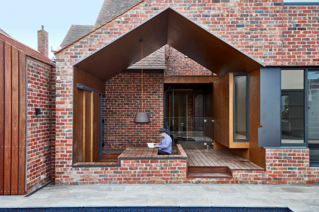 Tudor Revival contemporary-patio