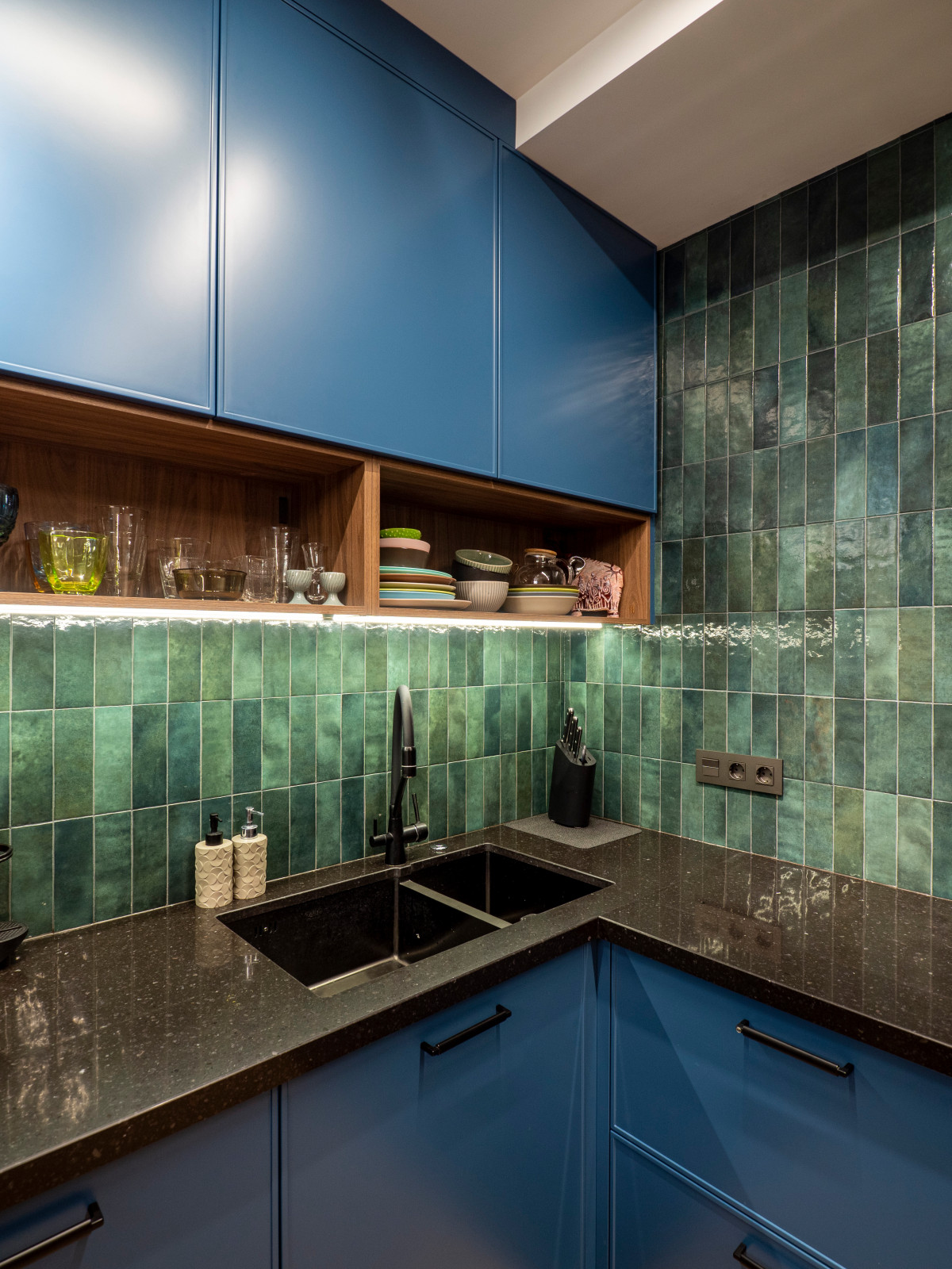 Кухня в современном стиле со встроенным аквариумом