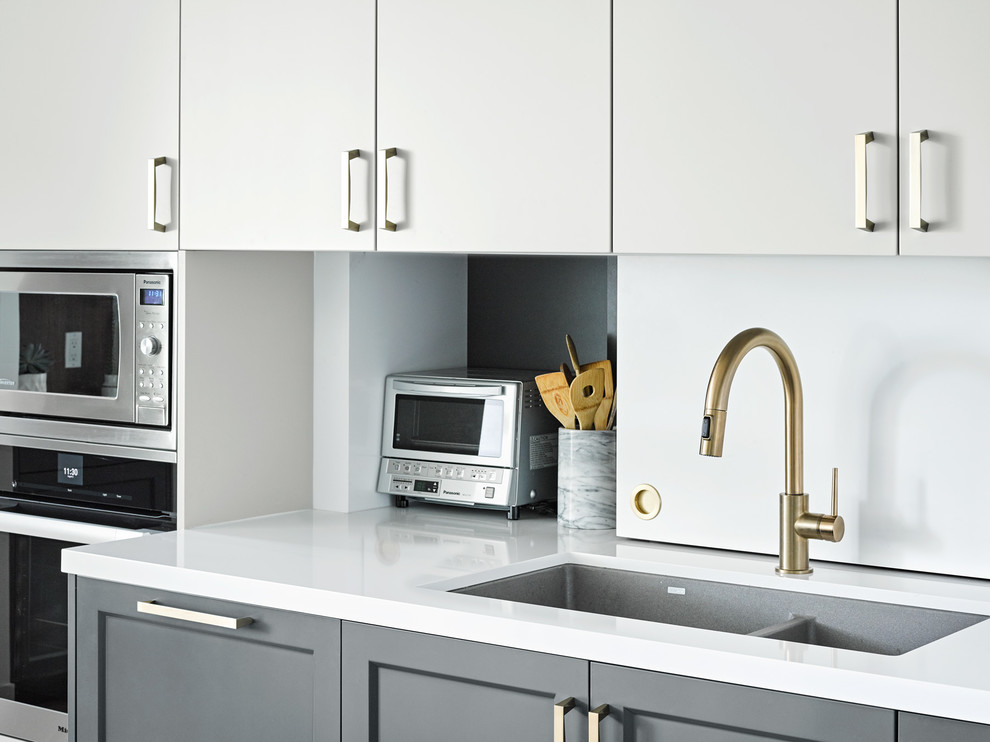 Kitchen - transitional kitchen idea in Toronto