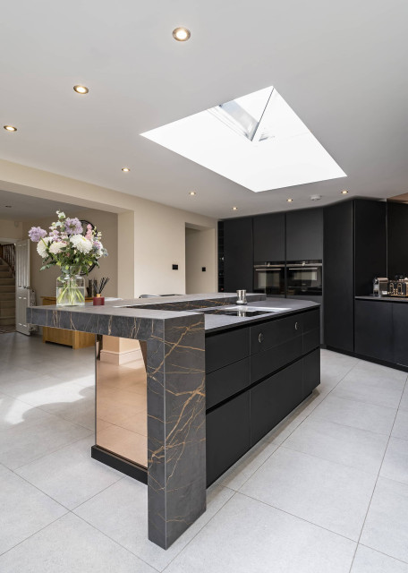 Dramatic black handleless kitchen modern-koek