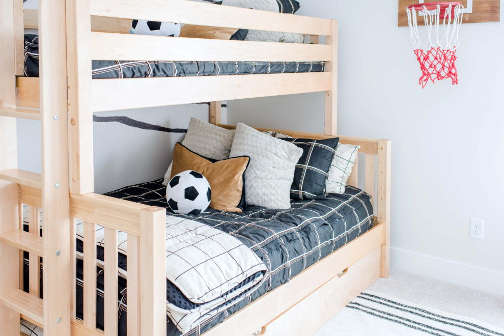 Diseño de dormitorio infantil de 4 a 10 años nórdico de tamaño medio con paredes grises, moqueta y suelo beige