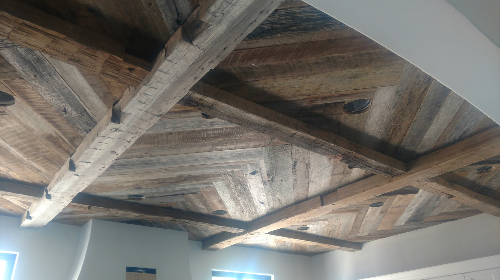 Idee per un soggiorno rustico con soffitto in legno