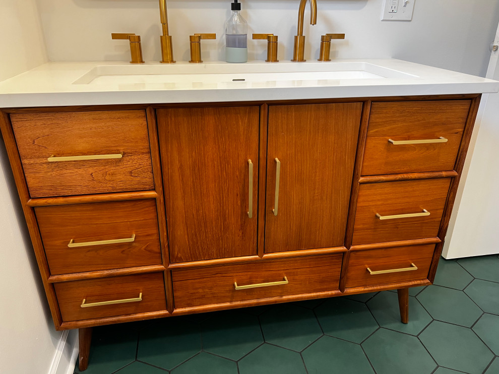 Modern Geen Bathroom