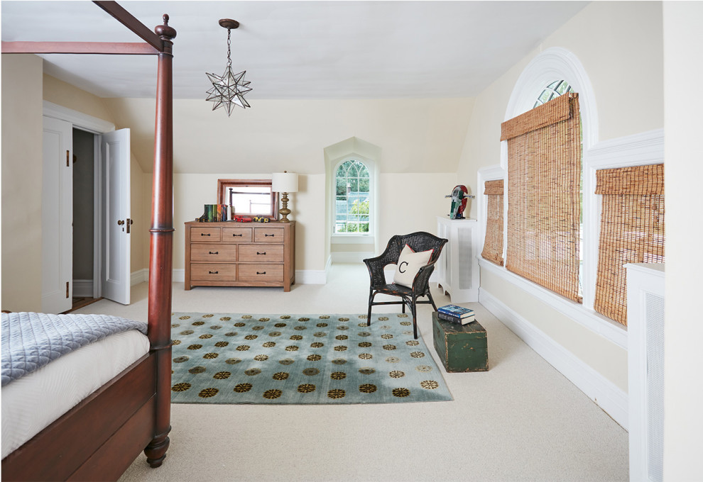 Esempio di una grande cameretta per bambini classica con pareti beige, moquette, pavimento beige e soffitto a volta