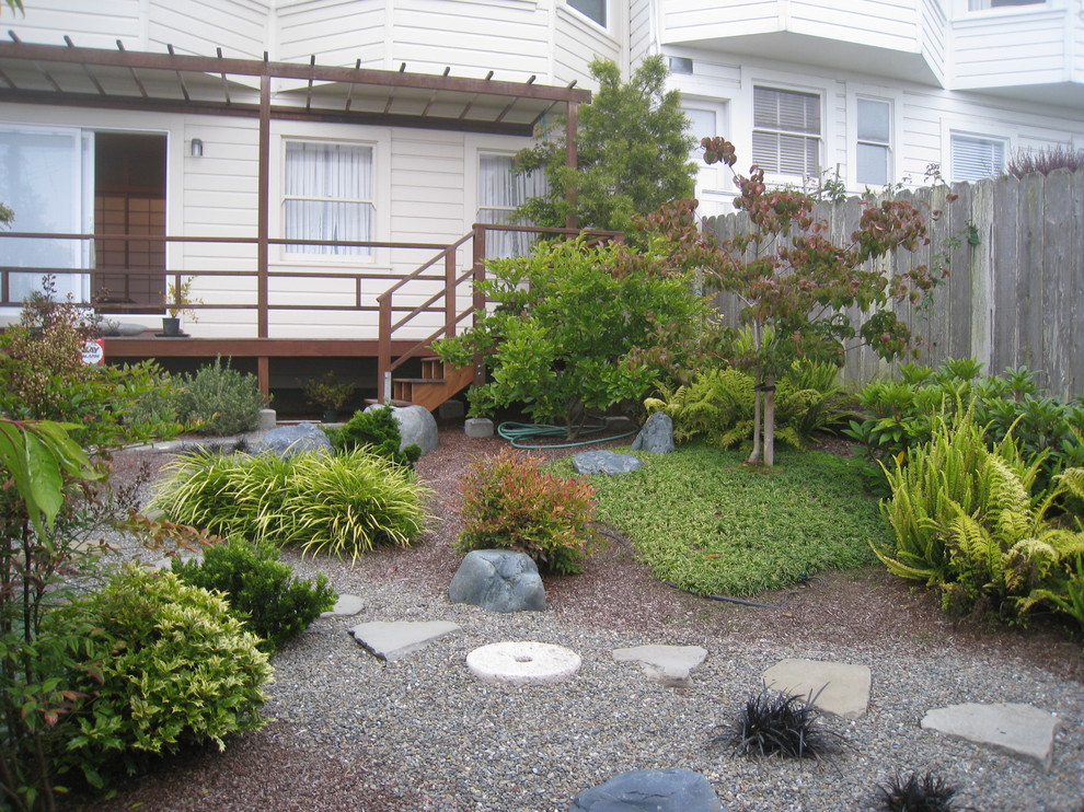 Mid-sized asian backyard garden in San Francisco.