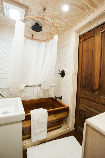 The Nest Tiny Home rustikal-badezimmer
