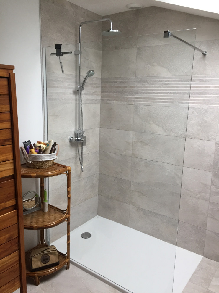 Photo of a mid-sized modern 3/4 bathroom in Nantes with dark wood cabinets, a curbless shower, gray tile, white walls, vinyl floors, a vessel sink, wood benchtops, grey floor, brown benchtops, a single vanity and a freestanding vanity.