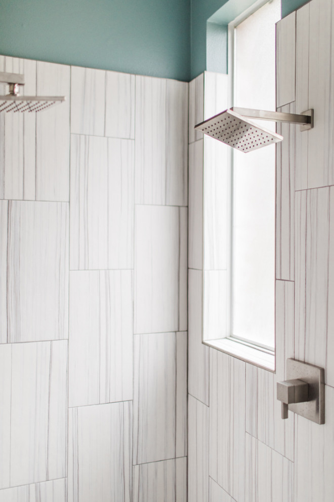 Inspiration för ett mellanstort vintage grå grått en-suite badrum, med luckor med infälld panel, vita skåp, vit kakel och granitbänkskiva