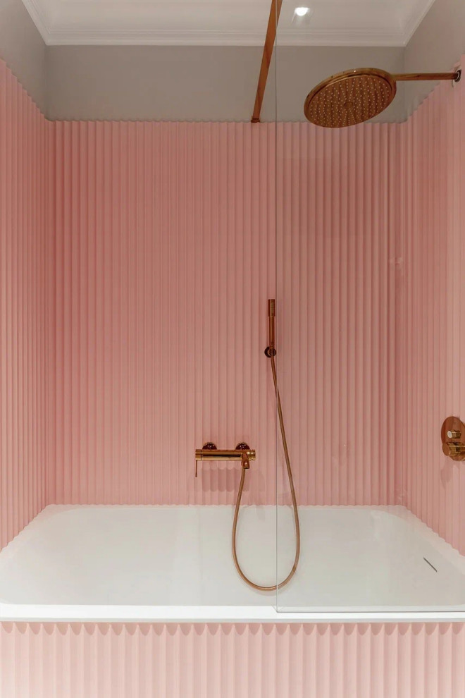 Пример оригинального дизайна: большая детская, серо-белая ванная комната в современном стиле с фасадами с выступающей филенкой, белыми фасадами, ванной в нише, инсталляцией, розовой плиткой, серыми стенами, полом из керамогранита, накладной раковиной, столешницей из искусственного камня, серым полом, душем с распашными дверями, белой столешницей, зеркалом с подсветкой, тумбой под две раковины, подвесной тумбой, многоуровневым потолком и панелями на части стены