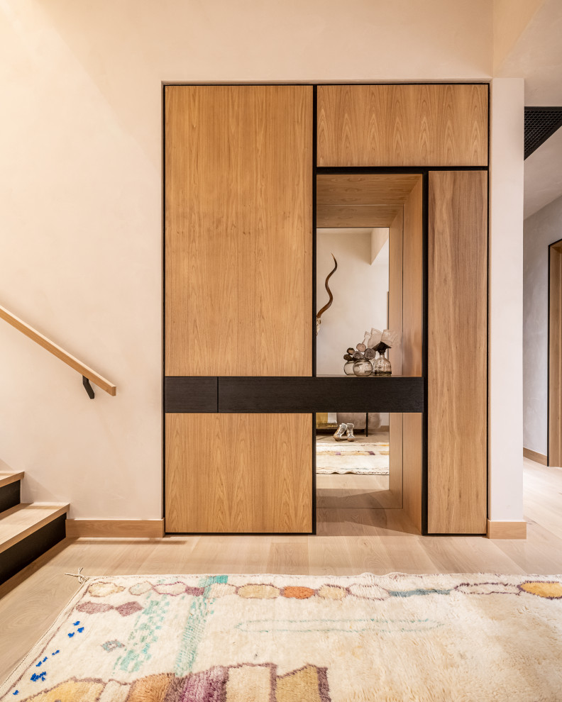 Inspiration pour un grand vestibule chalet en bois avec une porte simple.