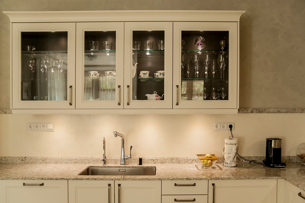 Коттедж в Юкках :спальня, кухня, прихожая