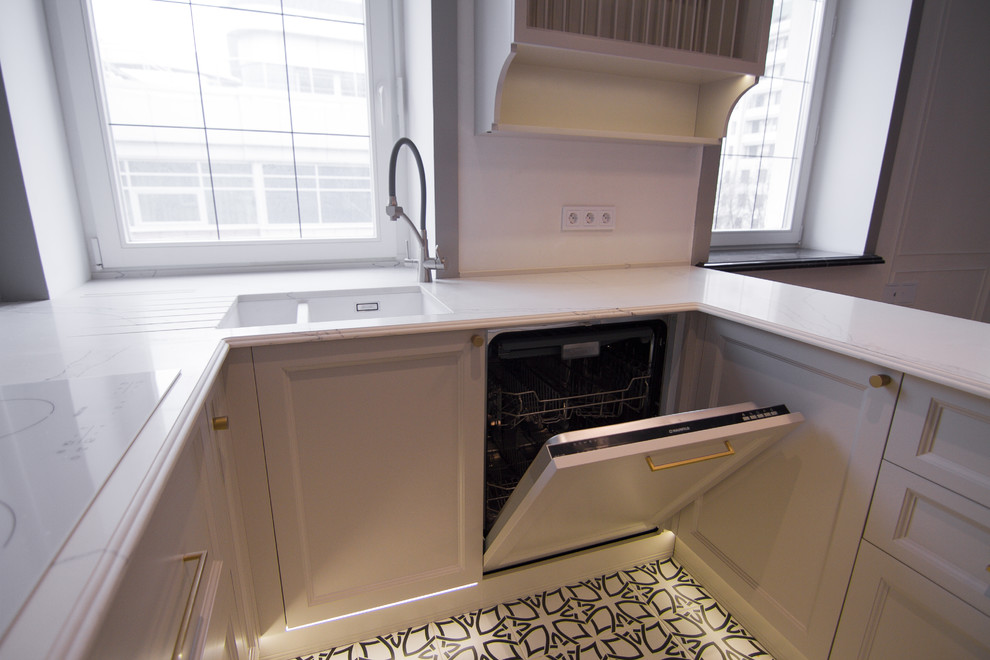 П-образная кухня с барной стойкой в сером цвете