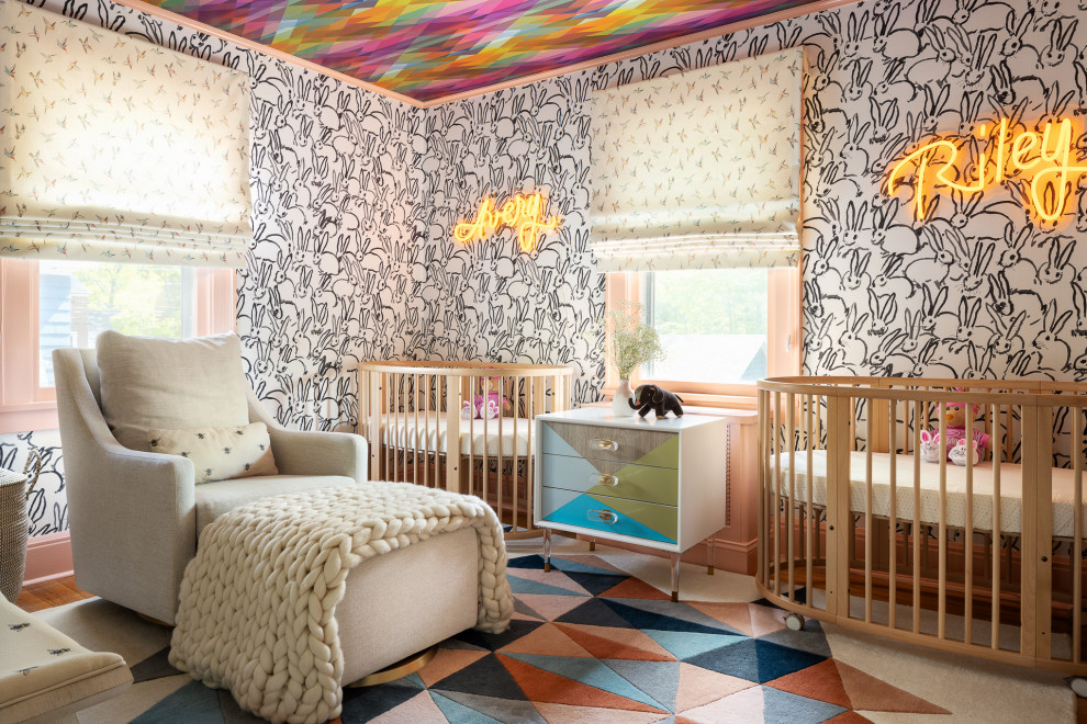Пример оригинального дизайна: нейтральная комната для малыша среднего размера в стиле фьюжн с белыми стенами, светлым паркетным полом, коричневым полом, потолком с обоями и обоями на стенах