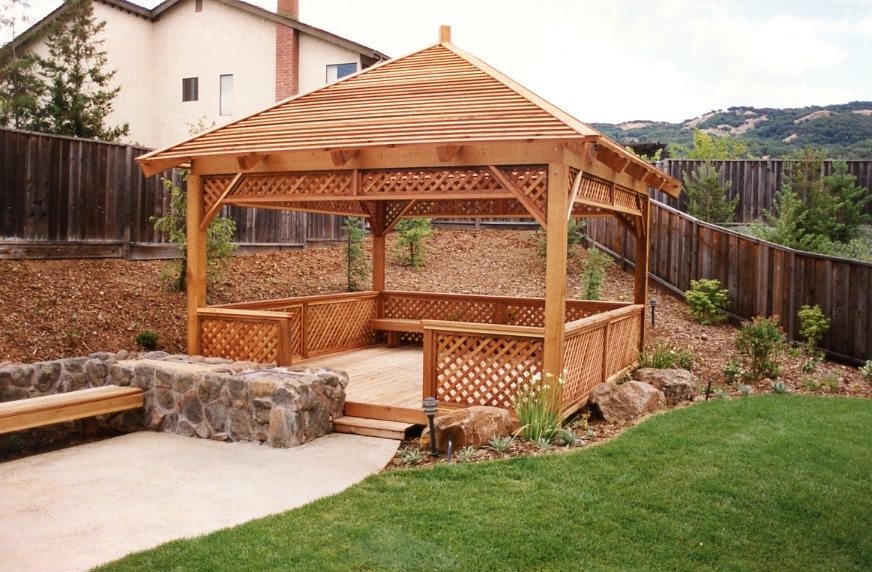 Design ideas for a mid-sized traditional backyard partial sun garden in San Francisco with decking.