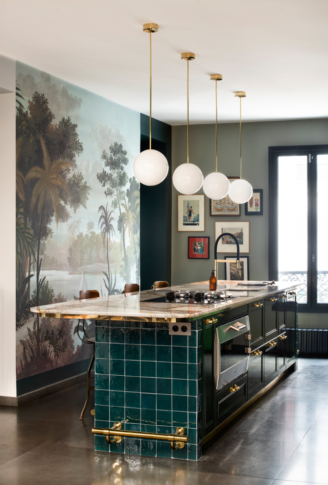 パリにあるラグジュアリーな広いミッドセンチュリースタイルのおしゃれなキッチン (アンダーカウンターシンク、緑のキャビネット、珪岩カウンター、ミラータイルのキッチンパネル、セラミックタイルの床、黒い床、マルチカラーのキッチンカウンター) の写真