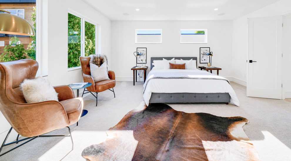Свежая идея для дизайна: спальня в современном стиле с белыми стенами, ковровым покрытием и бежевым полом - отличное фото интерьера
