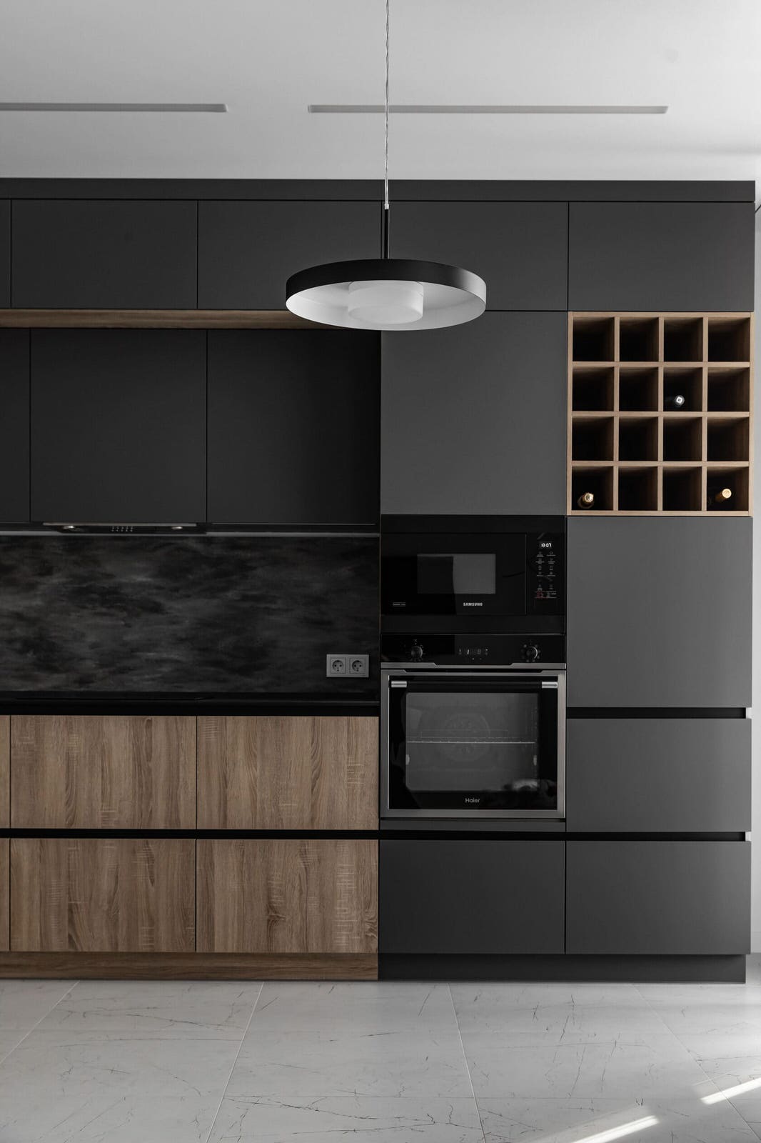 Большая угловая кухня в цвете графит с тонкой столешницей из компакт-плиты