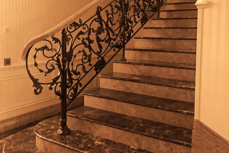 Кованные ограждения каменной лестницы