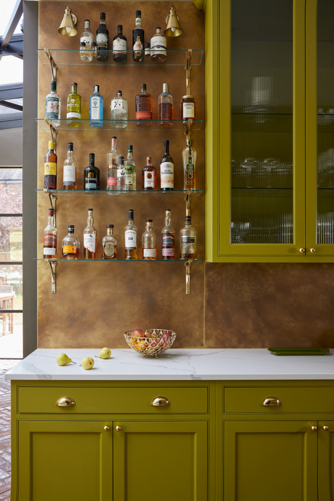 Esempio di una grande cucina minimalista con lavello da incasso, ante in stile shaker, ante verdi, top in quarzite, paraspruzzi verde, paraspruzzi in mattoni, elettrodomestici da incasso, pavimento in mattoni, pavimento marrone e top bianco