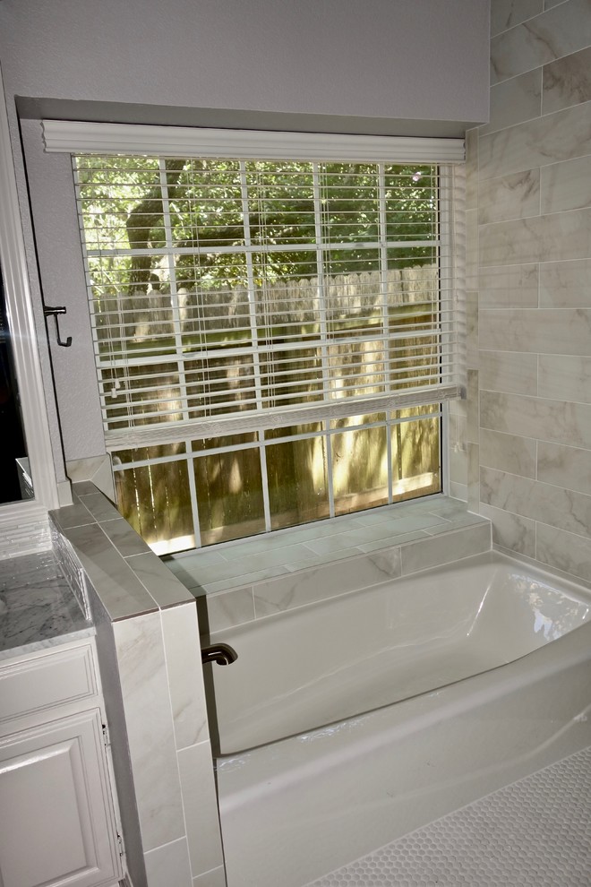 Example of a transitional home design design in Austin