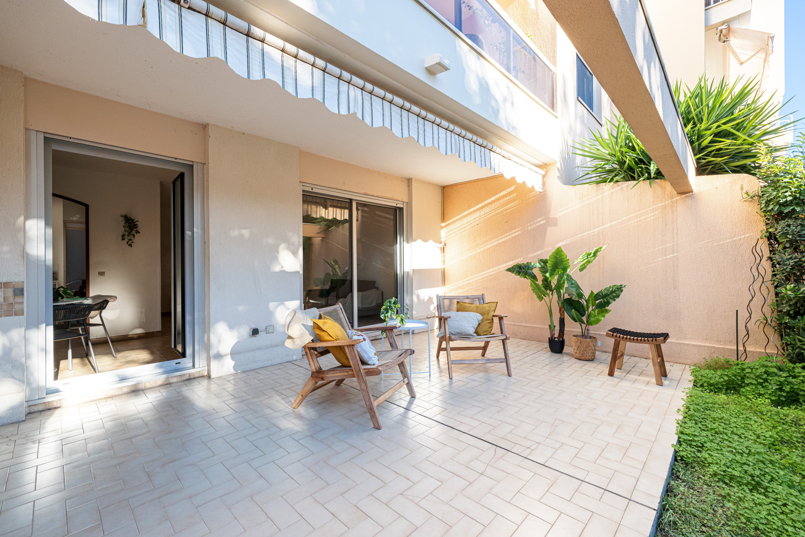 Mise en scène pour la vente, ave G. Pompidou, Golfe Juan