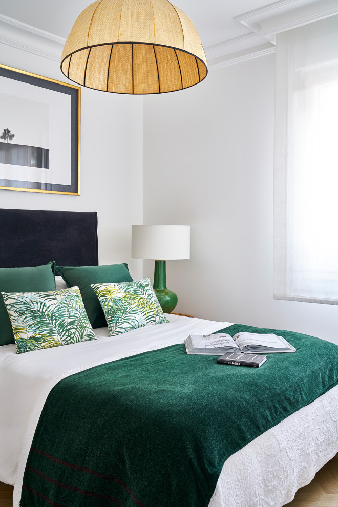 ビルバオにあるトロピカルスタイルのおしゃれな客用寝室 (白い壁、淡色無垢フローリング、照明) のインテリア