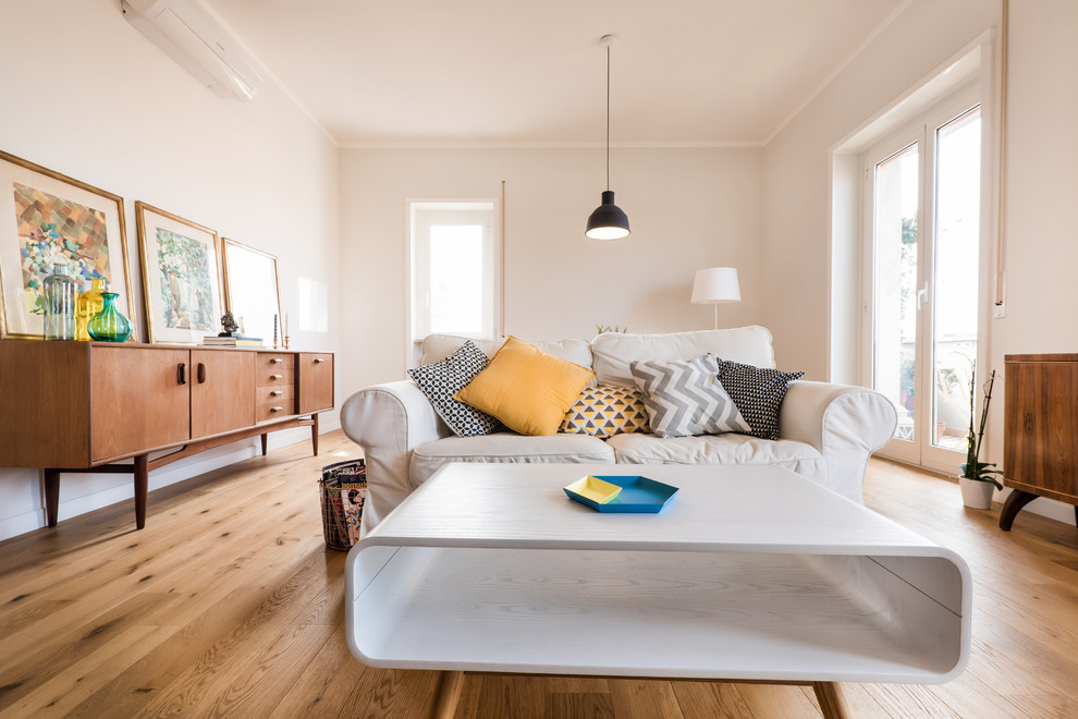 Esempio di un soggiorno scandinavo di medie dimensioni e aperto con pareti grigie, parquet chiaro e TV autoportante