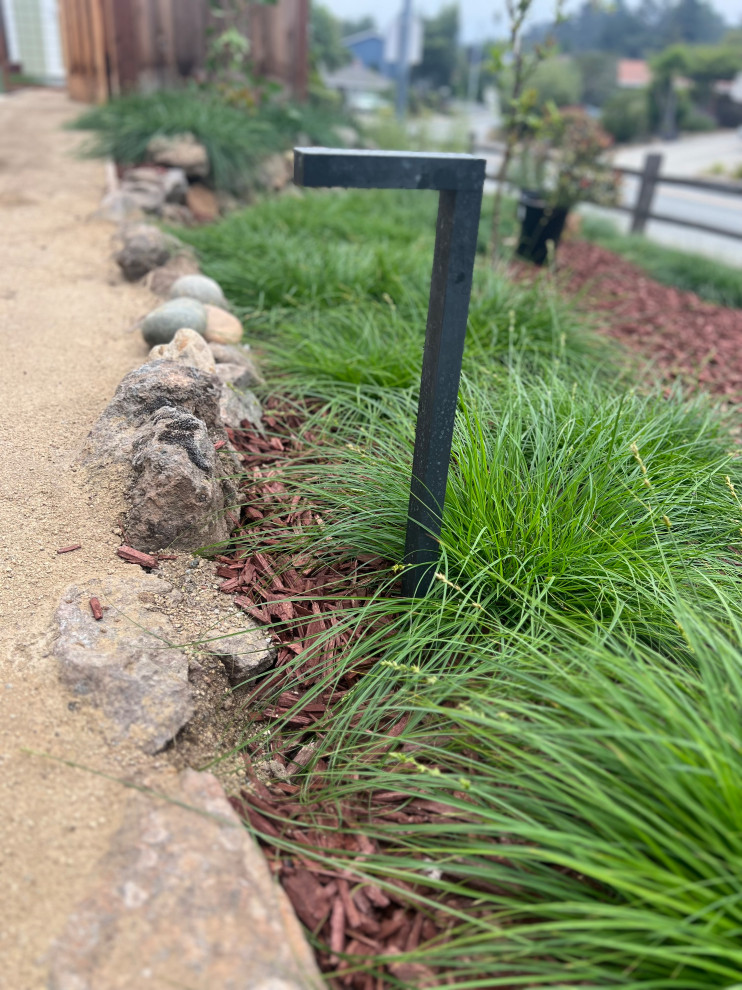 Photo of a mid-sized contemporary drought-tolerant and full sun side yard decomposed granite garden path in San Francisco for spring.